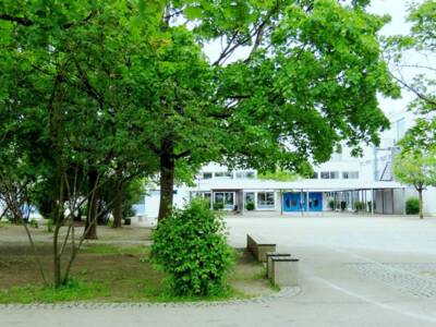 Blick auf den Pausenhof der Schule